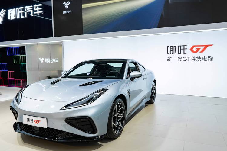 广州61哪吒汽车在智能汽车领域的表现，领途汽车在新能源汽车市场中的影响力